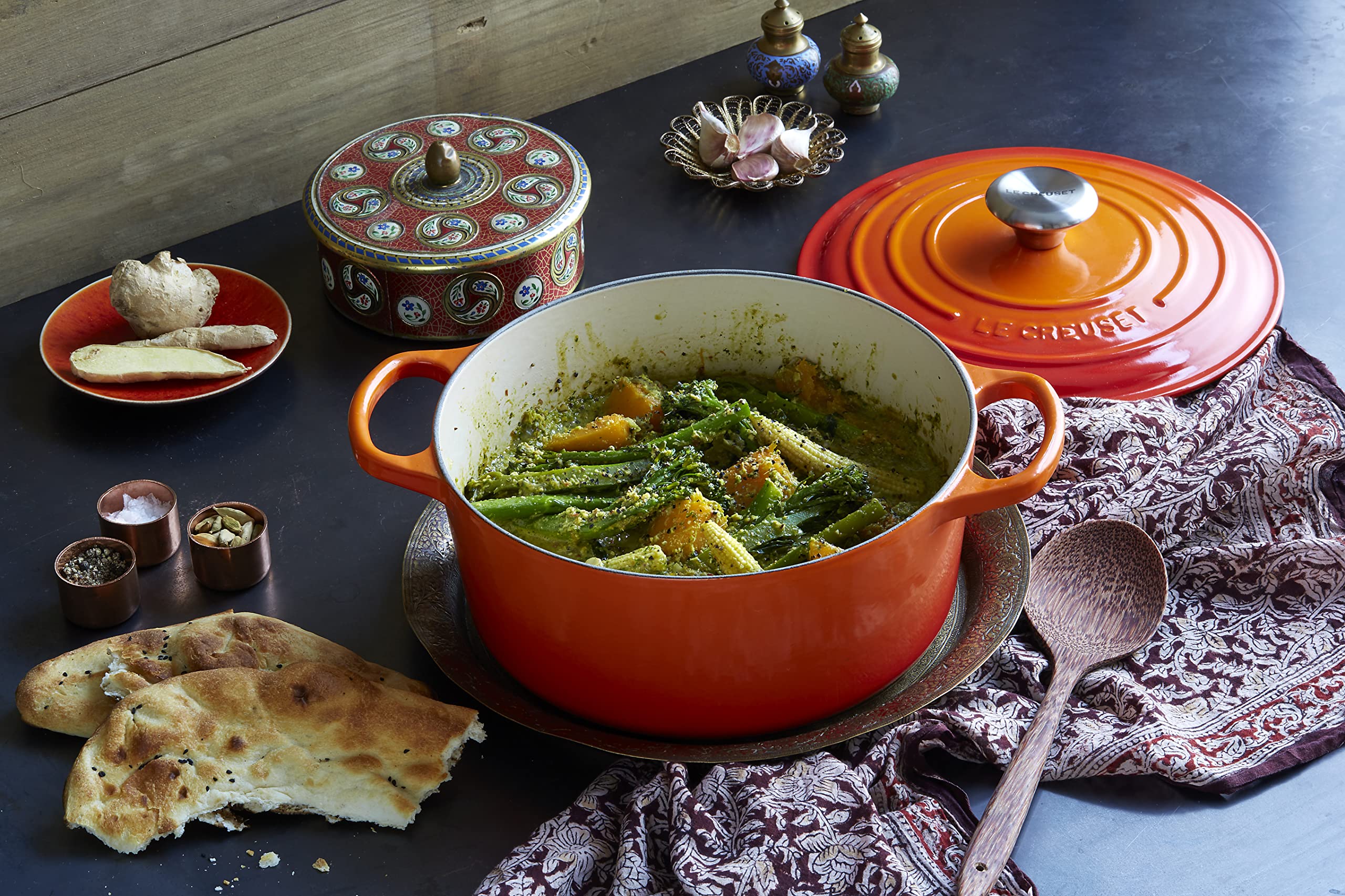 Le Creuset cocotte intérieur émail clair montrant surface lisse facilitant la cuisson et le nettoyage