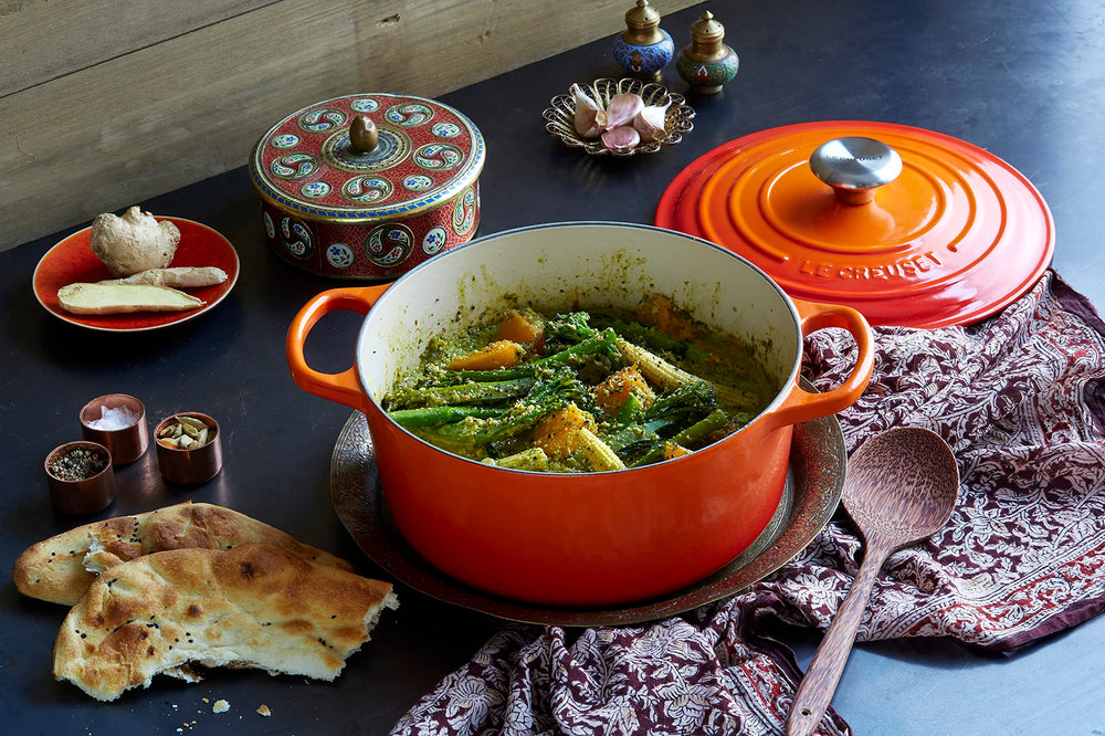 Le Creuset cocotte intérieur émail clair montrant surface lisse facilitant la cuisson et le nettoyage
