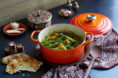 Le Creuset cocotte intérieur émail clair montrant surface lisse facilitant la cuisson et le nettoyage