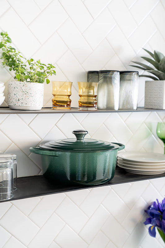 Le Creuset intérieur émaillé clair montrant contrôle de cuisson facile