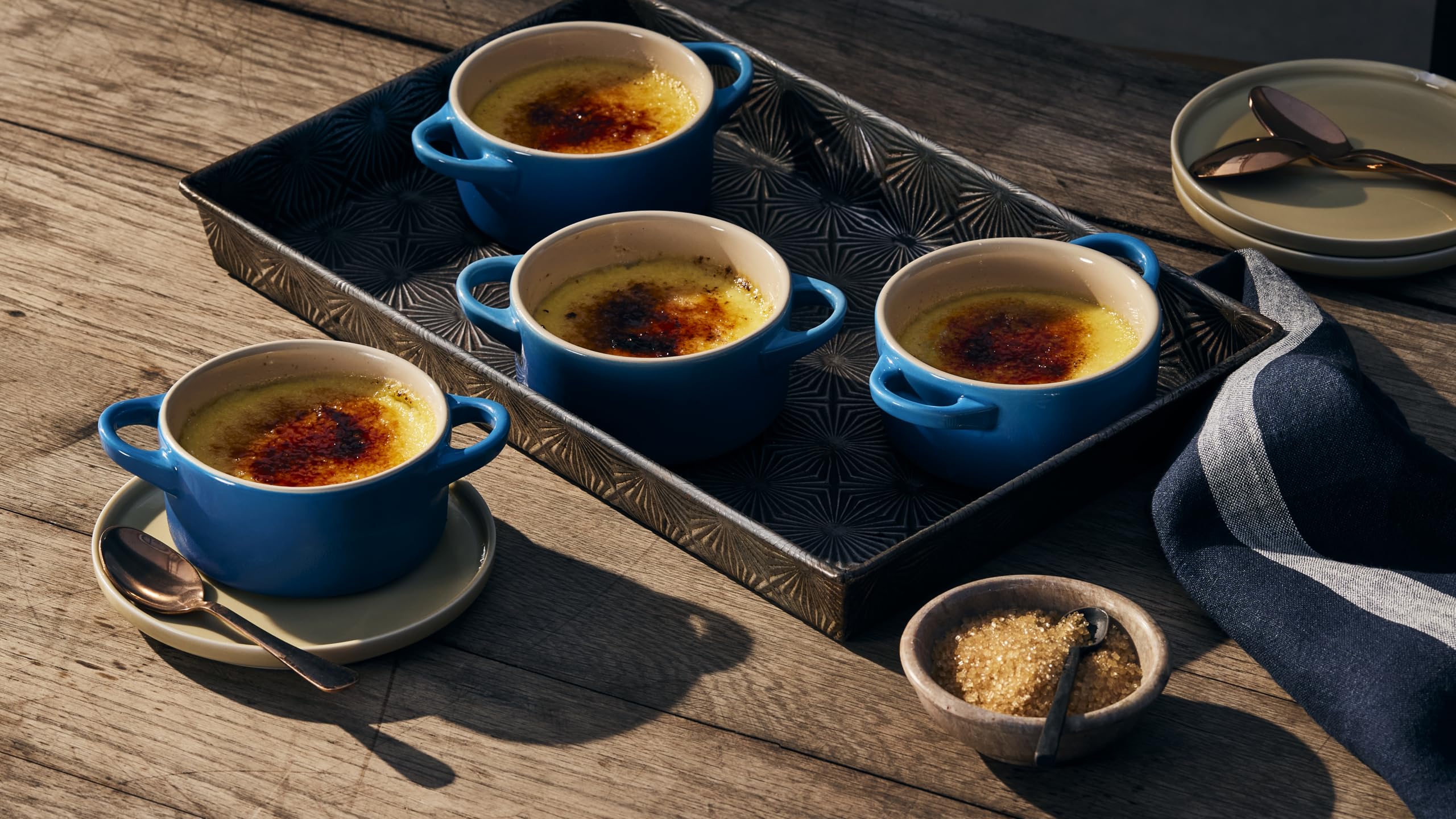 Le Creuset cocotte mini tenue dans une main montrant échelle et portion parfaite