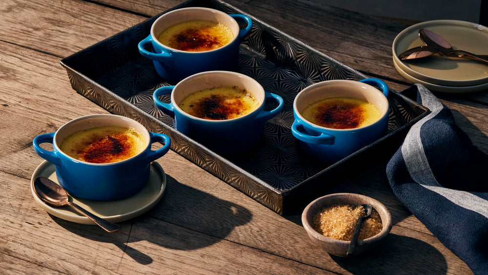 Le Creuset cocotte mini tenue dans une main montrant échelle et portion parfaite