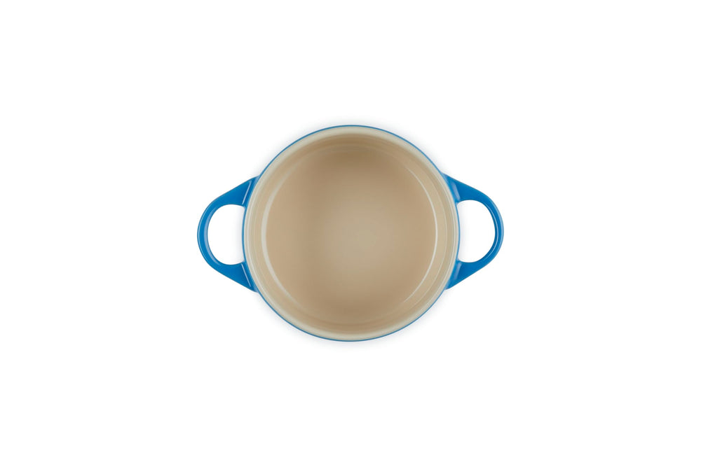 Le Creuset cocotte mini gros plan intérieur montrant surface antiadhésive durable