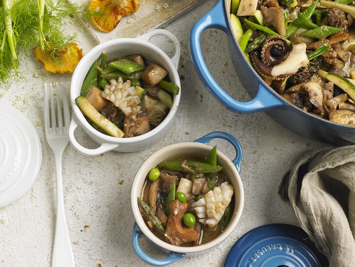 Le Creuset cocotte mini en cuisine avec nourriture montrant style et utilité quotidienne
