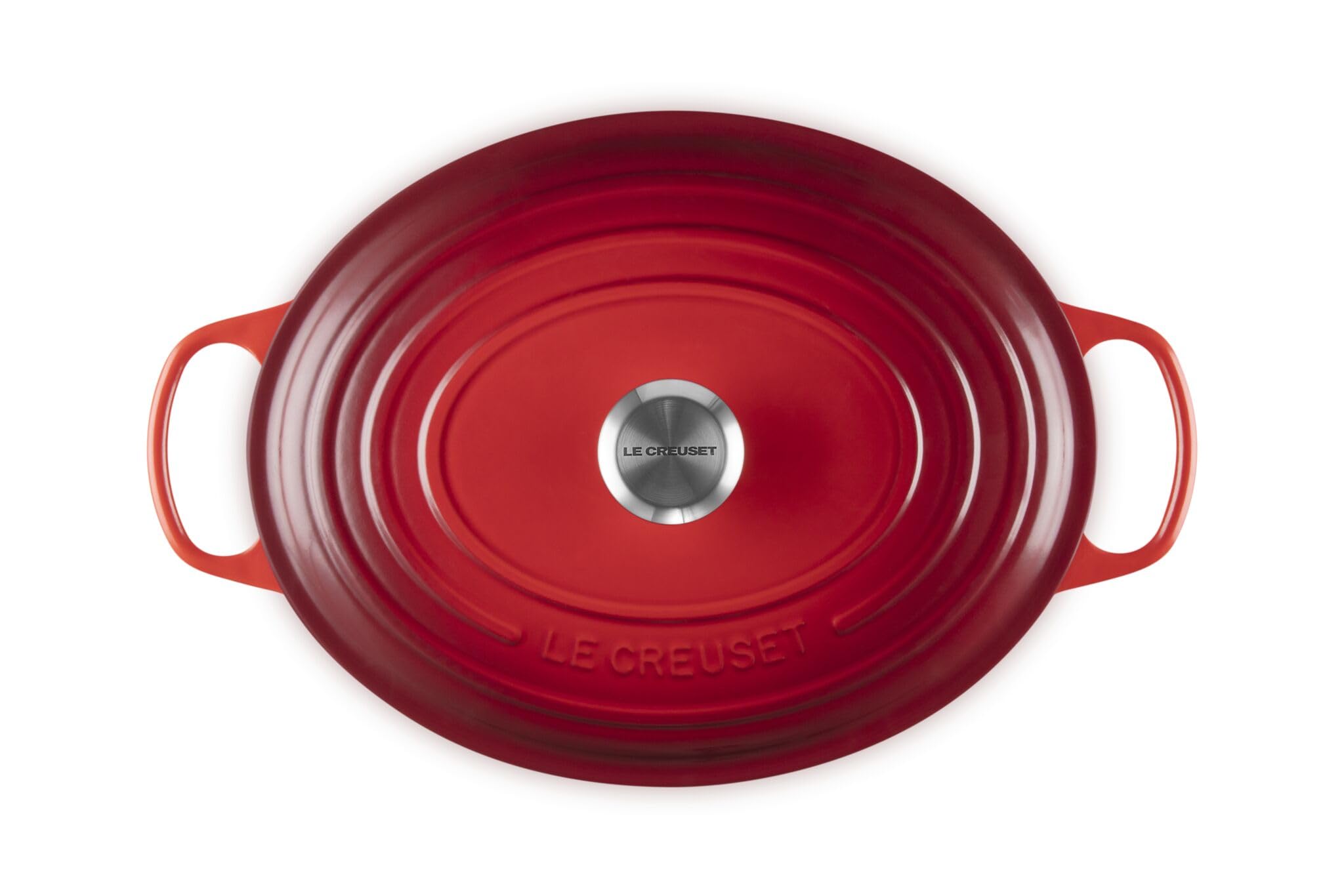 Le Creuset cocotte ovale comparée à main pour échelle et capacité généreuse