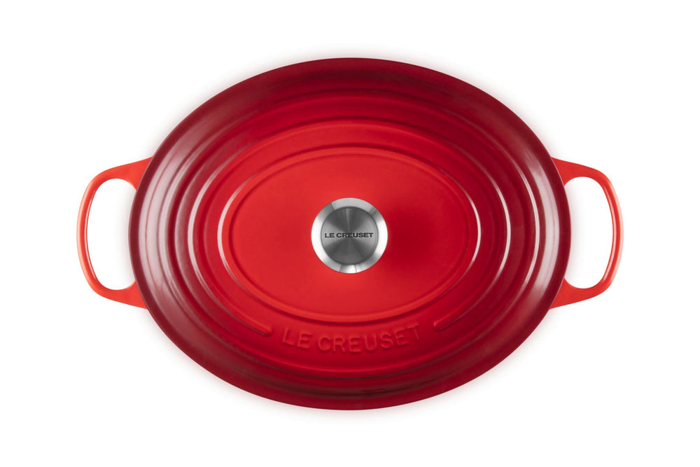 Le Creuset cocotte ovale comparée à main pour échelle et capacité généreuse