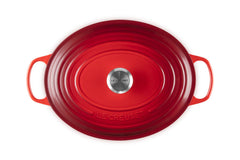 Le Creuset cocotte ovale comparée à main pour échelle et capacité généreuse