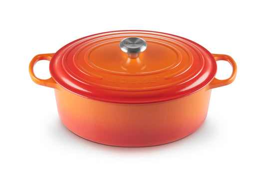 Le Creuset cocotte ovale face en Flame montrant design et polyvalence