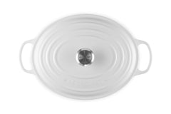 Le Creuset gros plan émail intérieur clair pour contrôler la cuisson