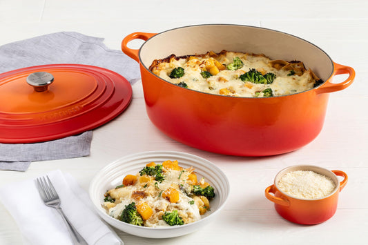 Le Creuset intérieur émaillé gros plan pour cuisson uniforme et suivi
