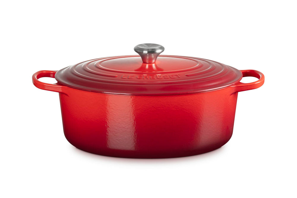 Le Creuset gros plan intérieur émaillé clair montrant surface lisse et facile à nettoyer