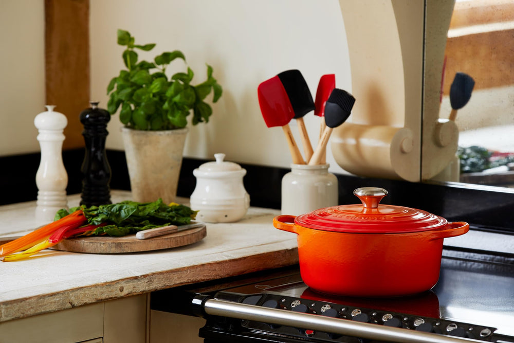 Le Creuset cocotte gros plan poignée plus large pour une prise sûre et un transport facile