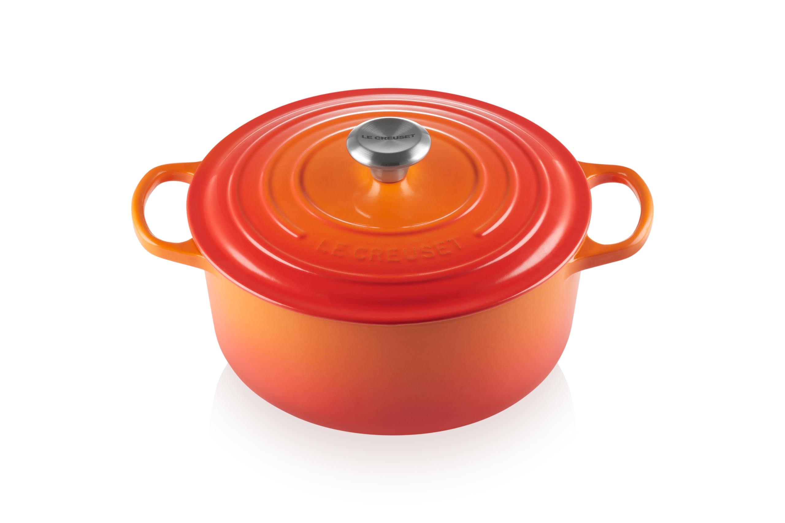 Le Creuset cocotte ronde Flame vue de face montrant la silhouette élégante et la couleur vibrante