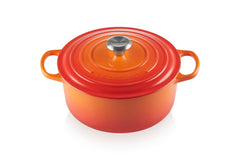 Le Creuset cocotte ronde Flame vue de face montrant la silhouette élégante et la couleur vibrante