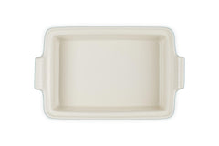 Le Creuset plat à côté d'une assiette pour comparaison d'échelle, montre capacité familiale