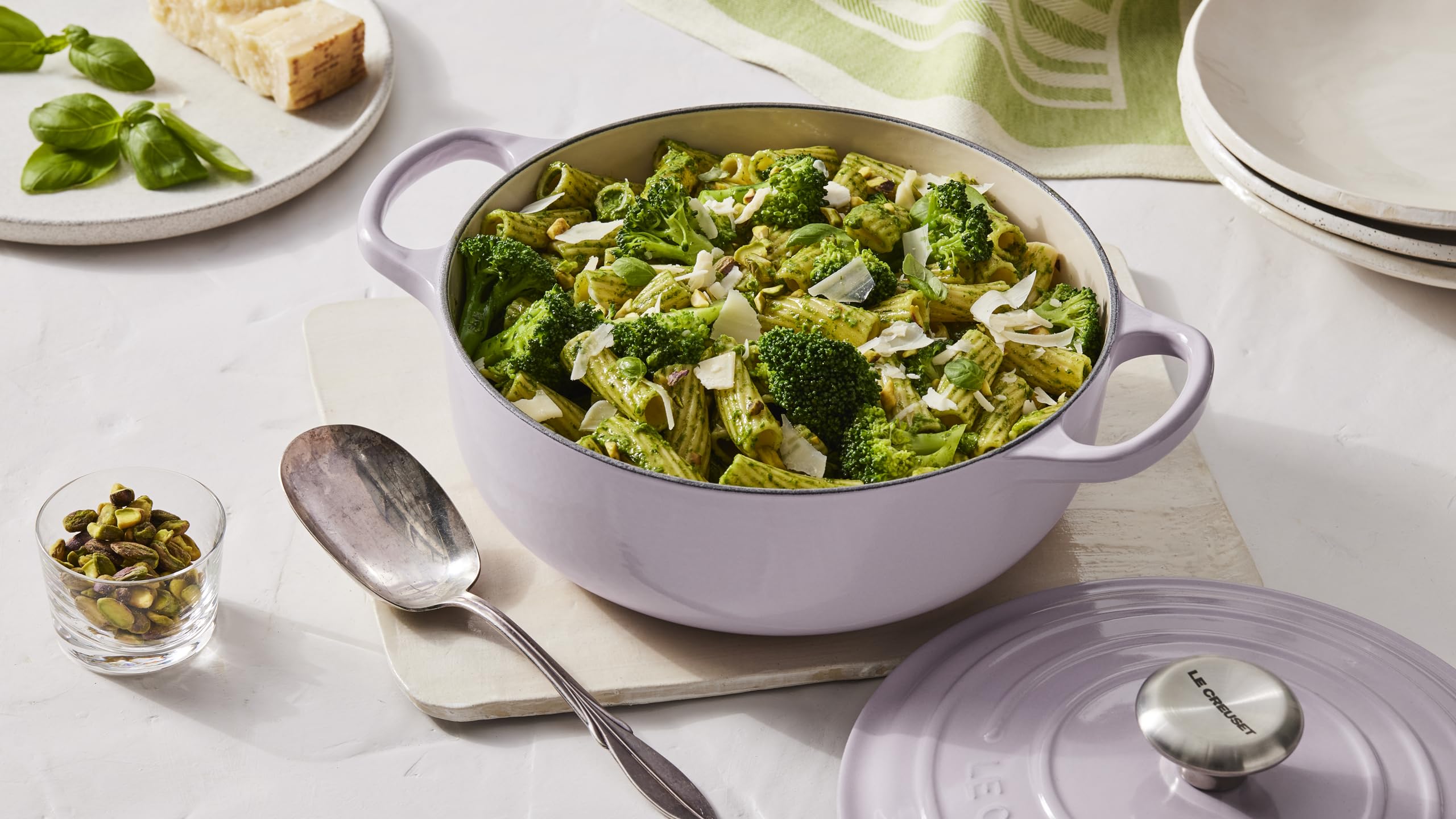 Le Creuset sauteuse à l'échelle d'une main montrant capacité pratique