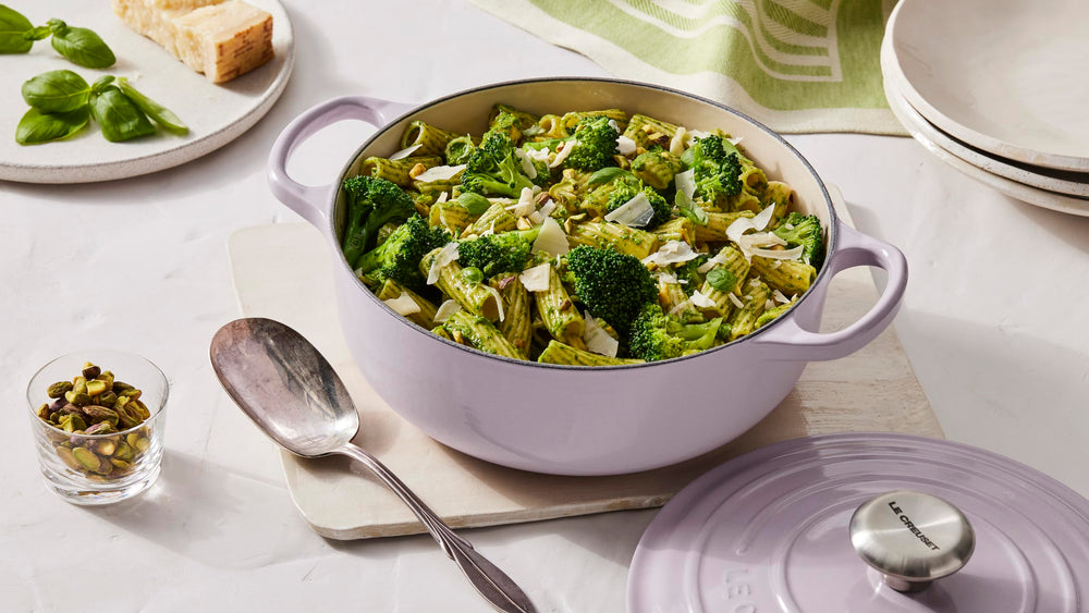 Le Creuset sauteuse à l'échelle d'une main montrant capacité pratique