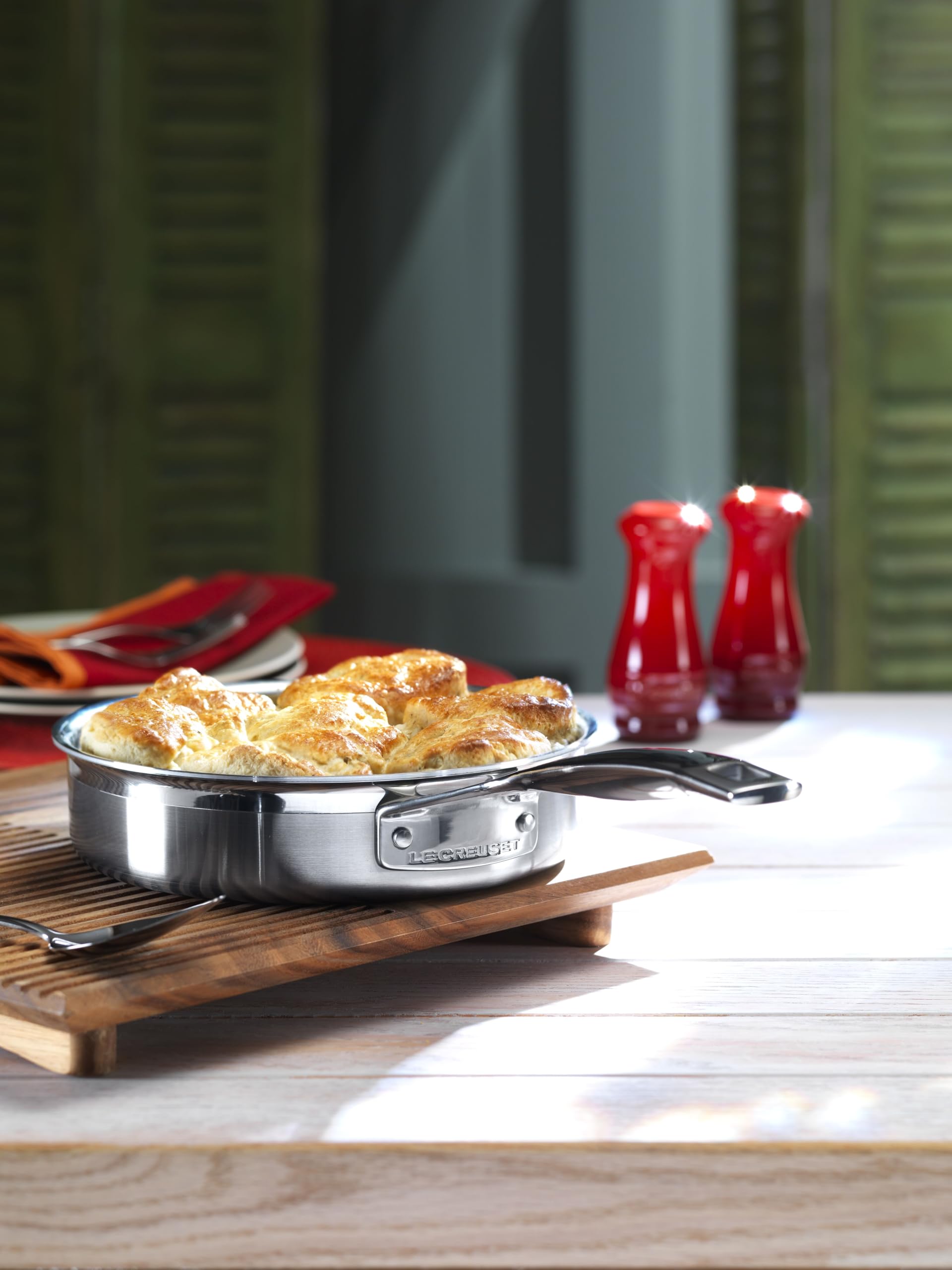 Le Creuset comparaison taille à côté d'une tasse pour évaluer encombrement