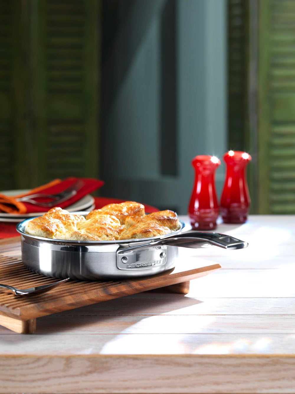 Le Creuset comparaison taille à côté d'une tasse pour évaluer encombrement