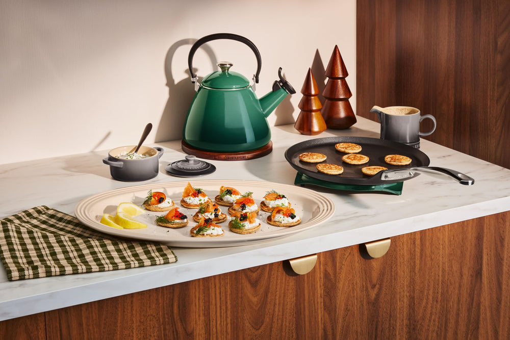 Le Creuset poêle à côté d'une règle pour comparaison de taille pratique
