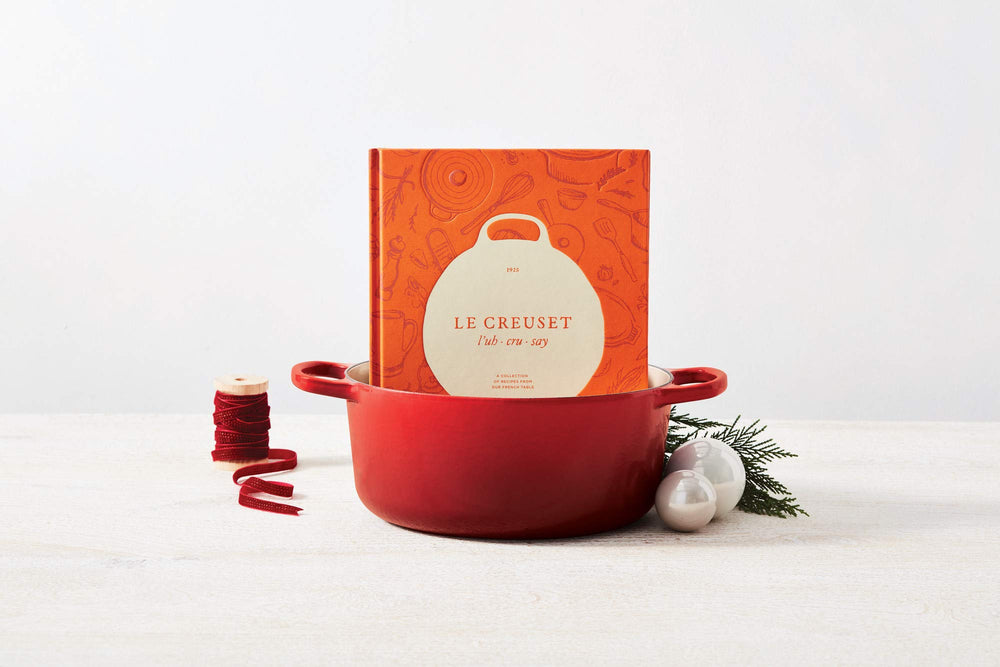 Le Creuset livre tenu à la main pour comparaison de taille et format de référence
