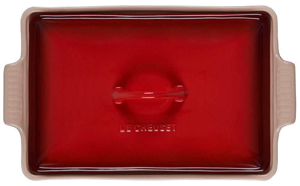 Le Creuset couvercle gros plan sur poignée montrant prise sûre et transport facile