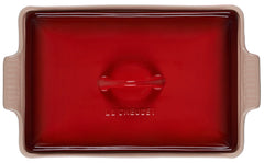 Le Creuset couvercle gros plan sur poignée montrant prise sûre et transport facile