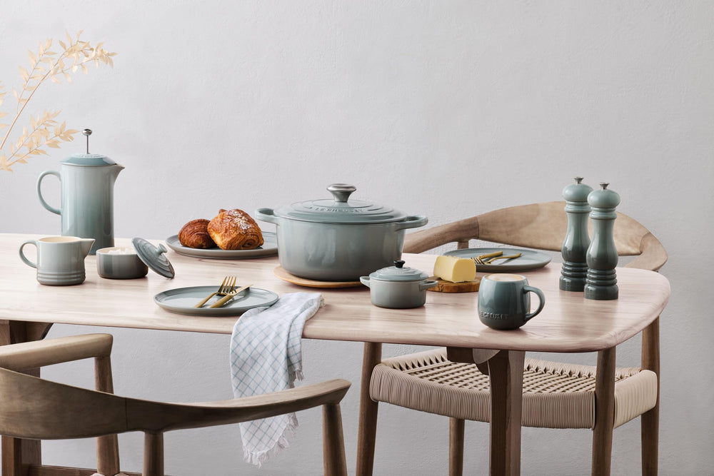 Le Creuset comparaison d’échelle montrant la taille réelle pour juger du volume de la verseuse et du sucrier