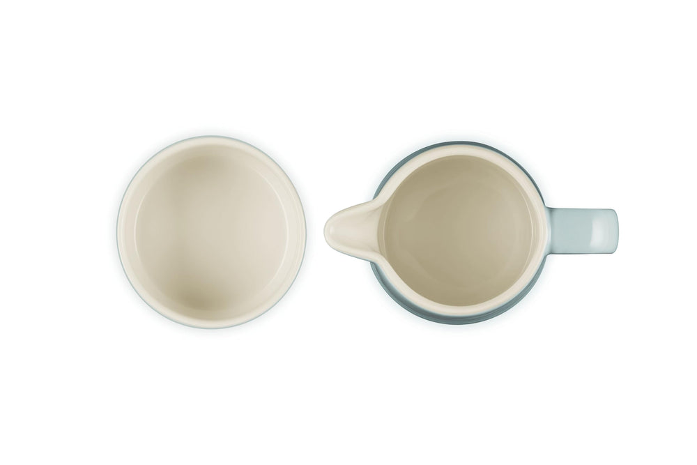 Le Creuset ensemble présenté sur une table pour un service de café élégant et coordonné