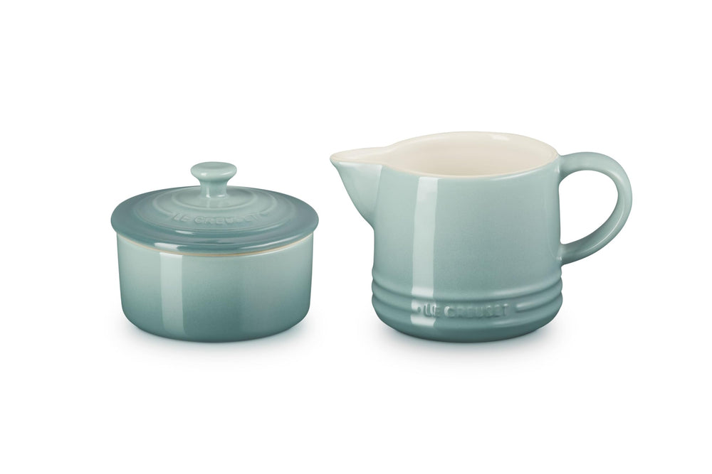 Le Creuset gros plan sur la verseuse mettant en valeur le bec anti-goutte pour un service propre