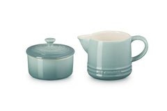 Le Creuset gros plan sur la verseuse mettant en valeur le bec anti-goutte pour un service propre