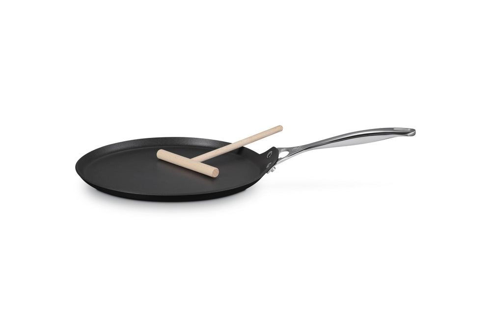 Le Creuset gros plan texture intérieure encourageant brunissement uniforme