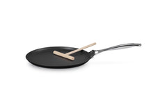 Le Creuset gros plan texture intérieure encourageant brunissement uniforme