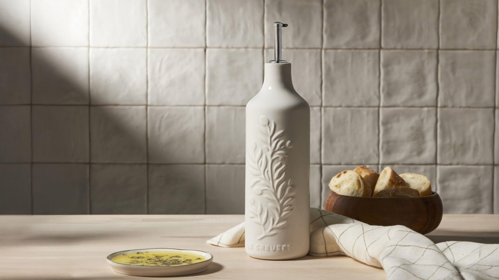 Le Creuset cruche en main pour comparaison de taille, ergonomie pratique