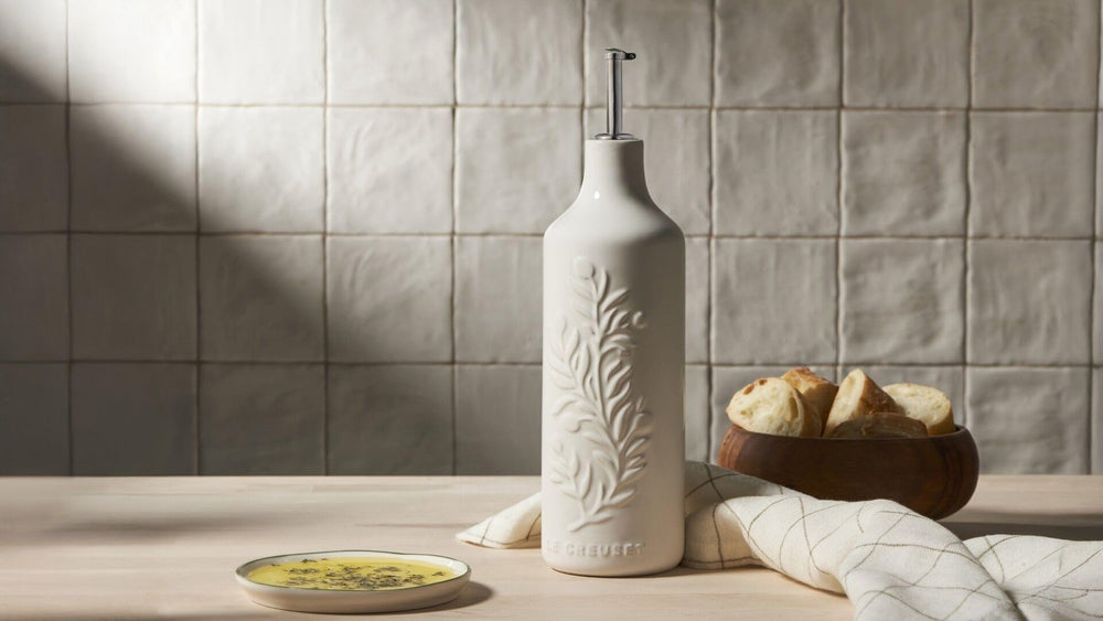 Le Creuset cruche en main pour comparaison de taille, ergonomie pratique