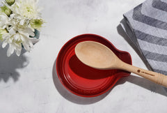 Le Creuset cuillère Revolution gros plan sur le manche elliptique montrant la prise confortable