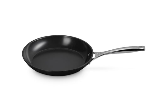 Gros plan sur surface céramique Le Creuset montrant démoulage facile