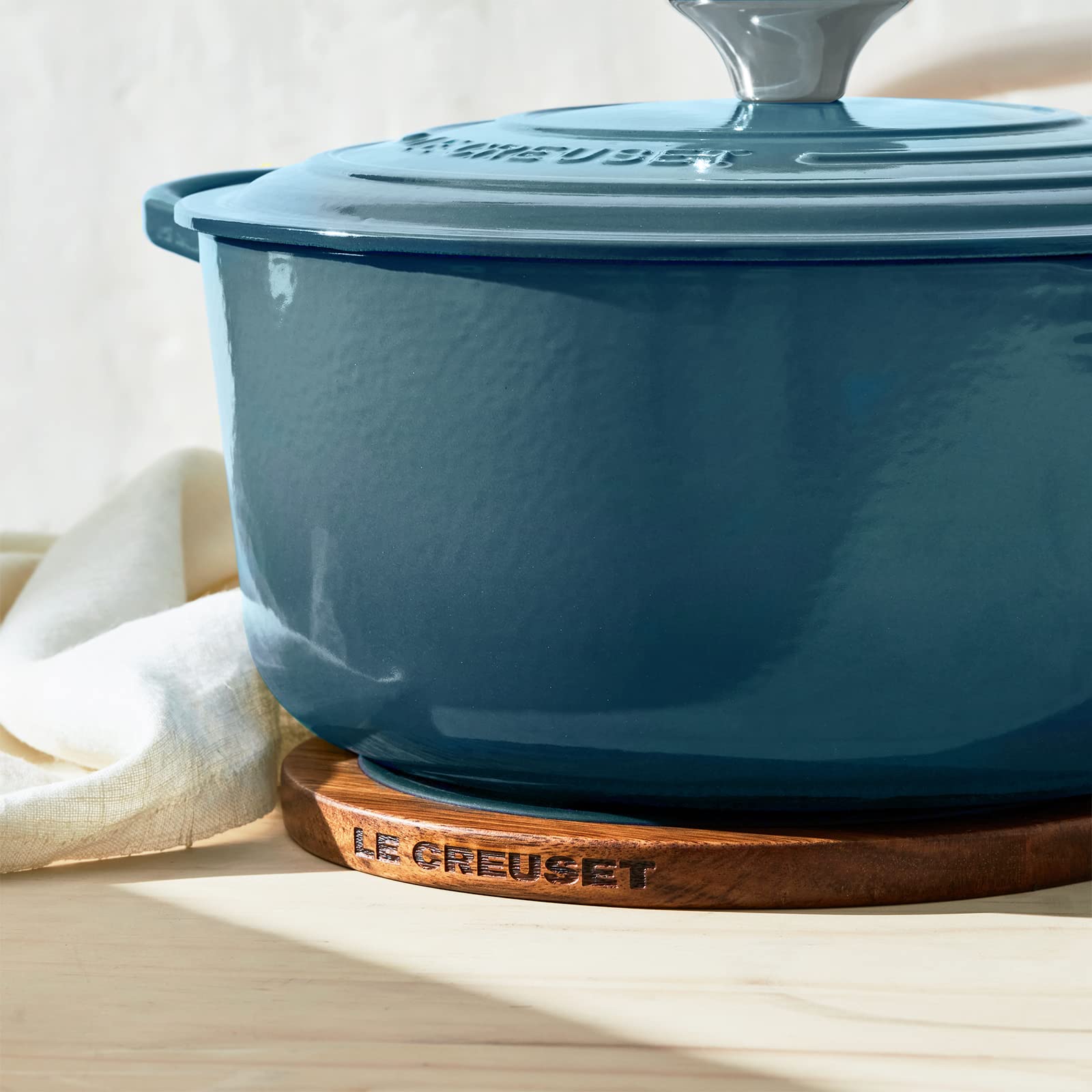 Le Creuset aimant fixé sous une cocotte, transport sûr et mains libres