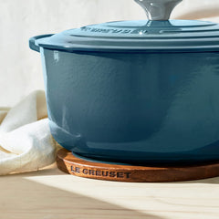 Le Creuset aimant fixé sous une cocotte, transport sûr et mains libres