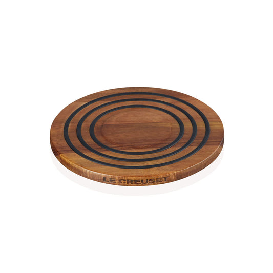 Le Creuset gros plan sur le grain d'acacia, finition naturelle durable