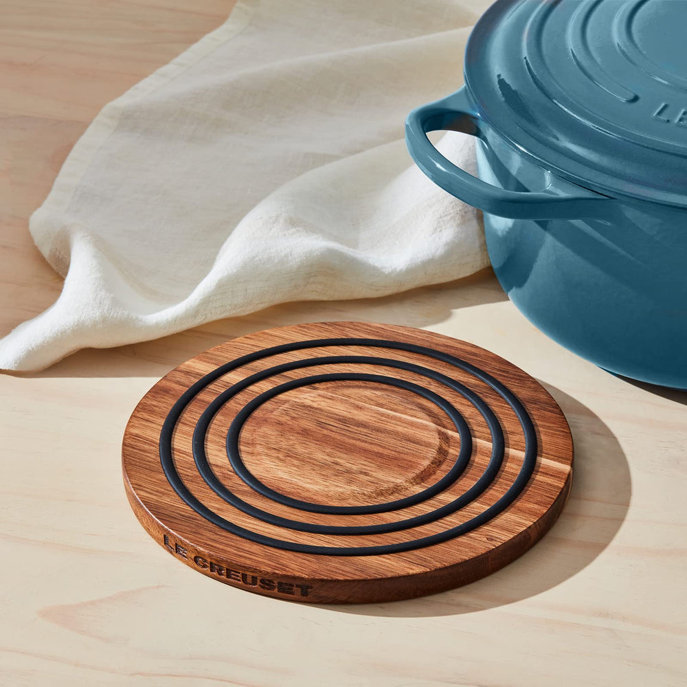 Le Creuset dessous de plat sur table dressée, service propre et soigné