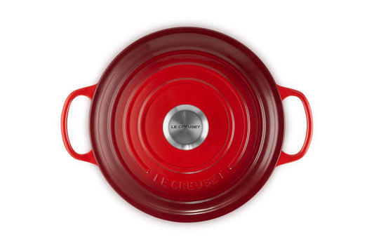 Le Creuset gros plan émail intérieur sable montrant surface antiadhérente