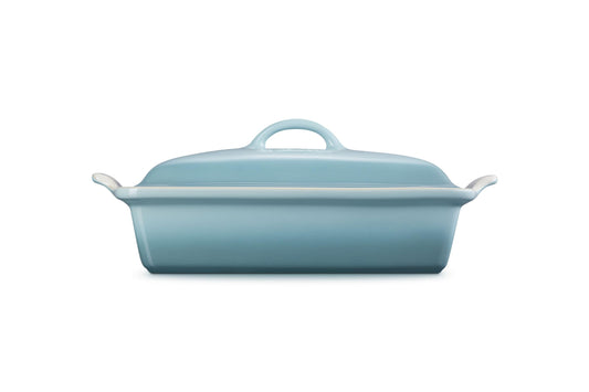 Le Creuset gros plan émail intérieur lisse montrant libération facile des aliments