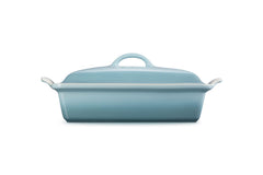 Le Creuset gros plan émail intérieur lisse montrant libération facile des aliments