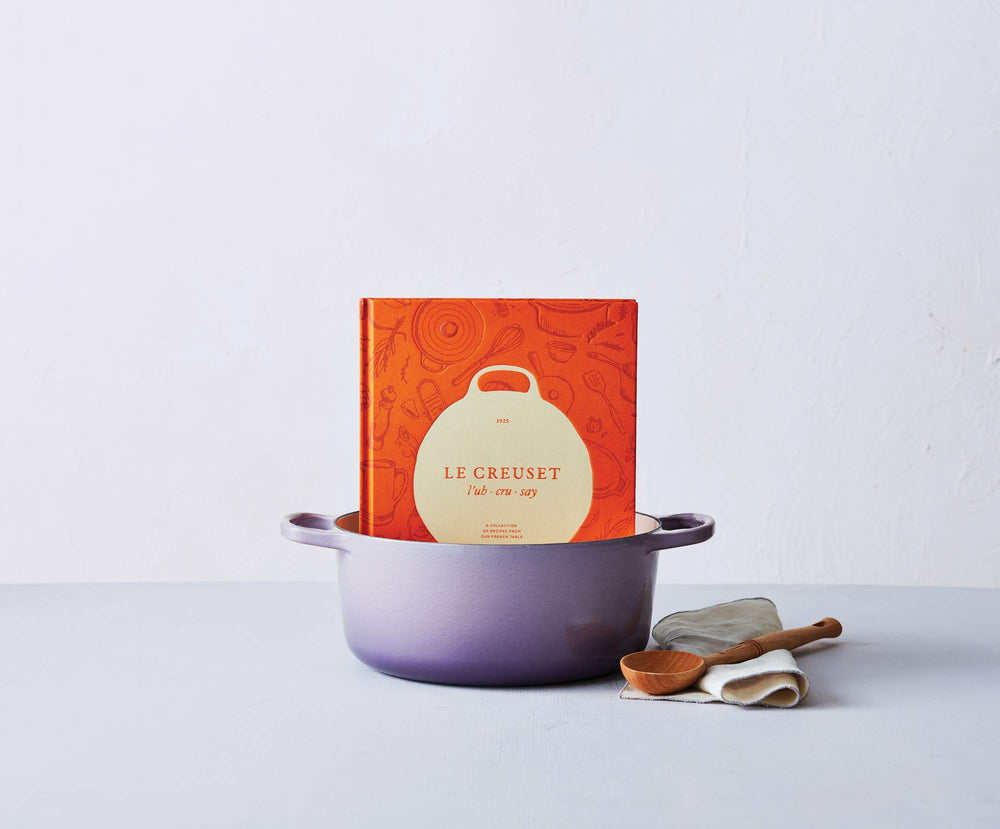 Le Creuset gros plan sur ingrédients photographiés mettant en valeur textures fraîches