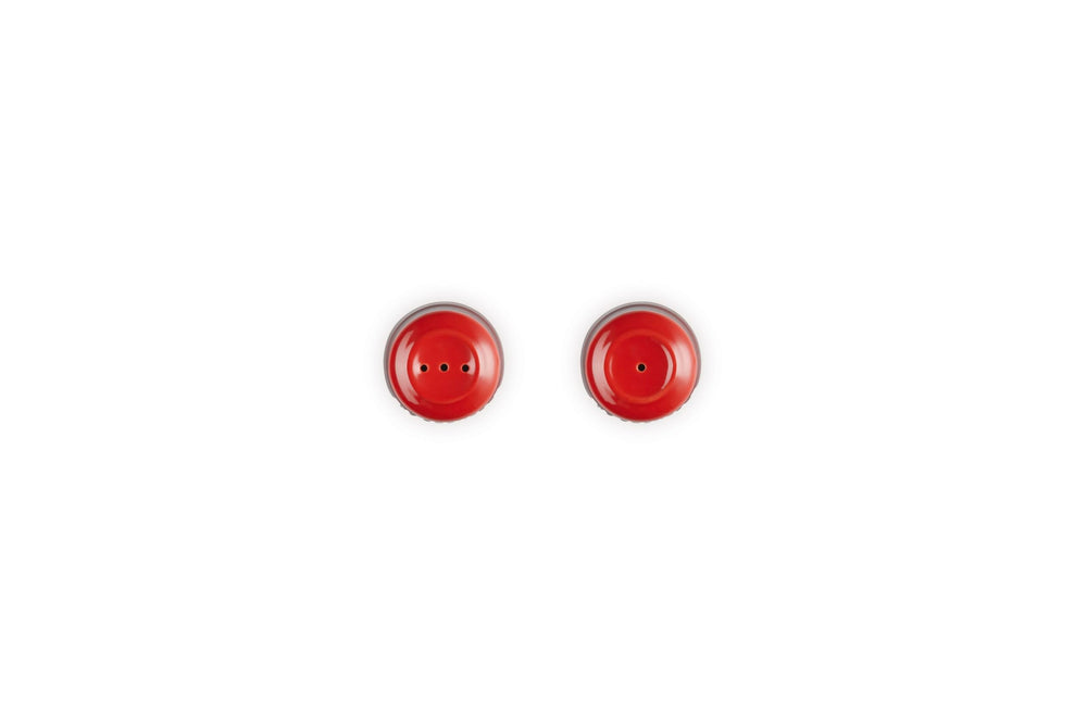 Le Creuset shakers en usage sur table illustrant distribution précise