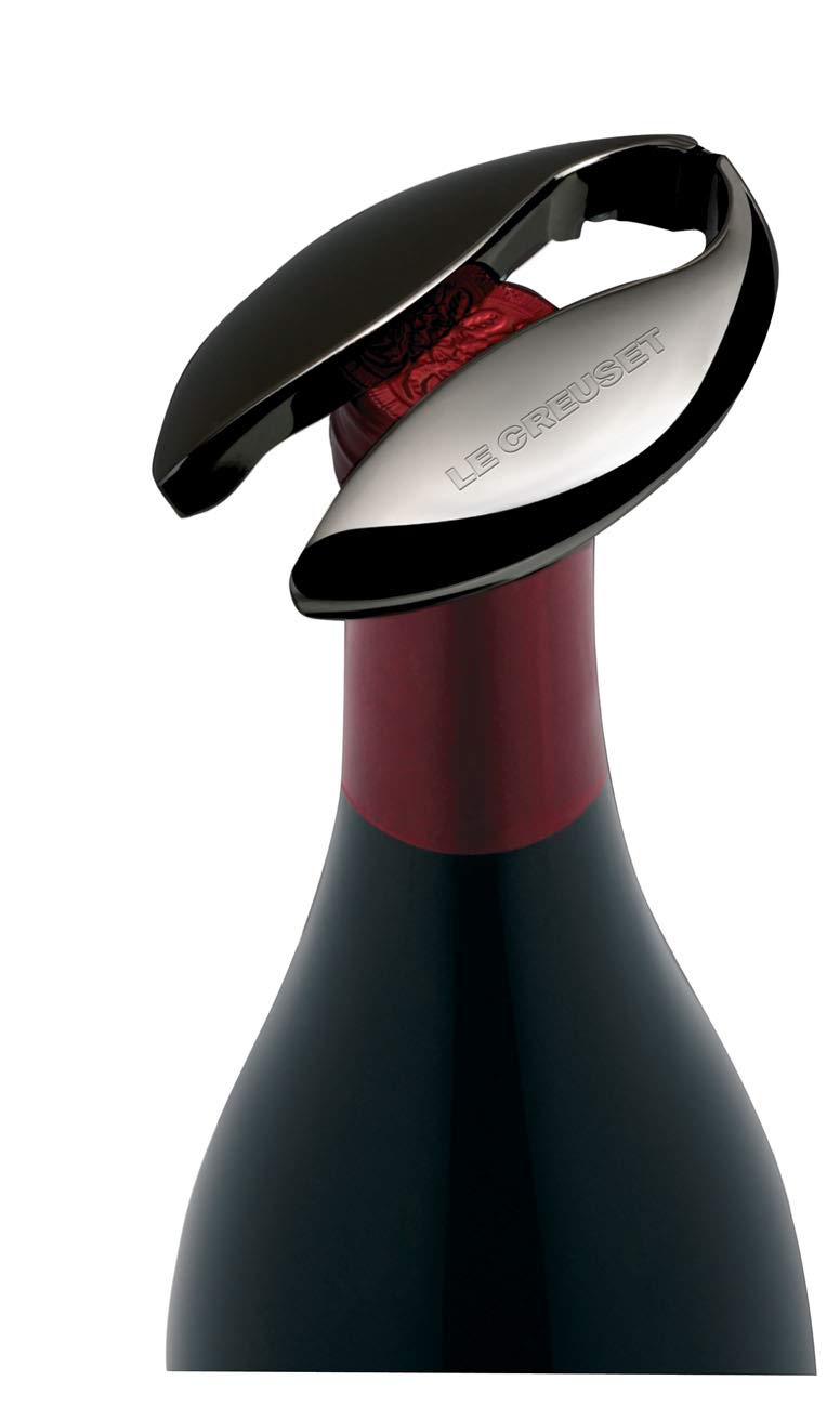 Le Creuset coupe-capsule en main montrant une prise ergonomique confortable