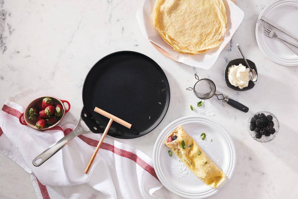 Le Creuset crêpière en usage sur feu montrant cuisson homogène