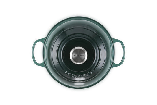 Le Creuset gros plan intérieur émail noir facilitant le nettoyage