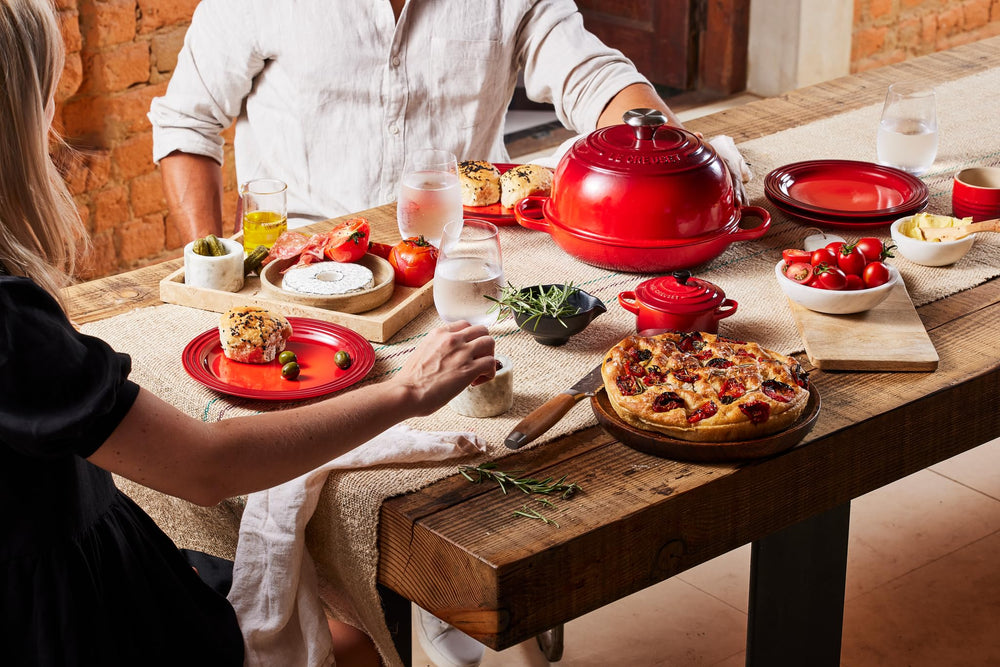 Le Creuset comparaison de taille à côté d'une baguette pour évaluer capacité